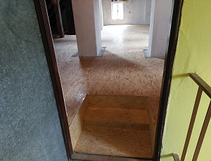 Zateplení stropu bytového domu pomocí foukané izolace